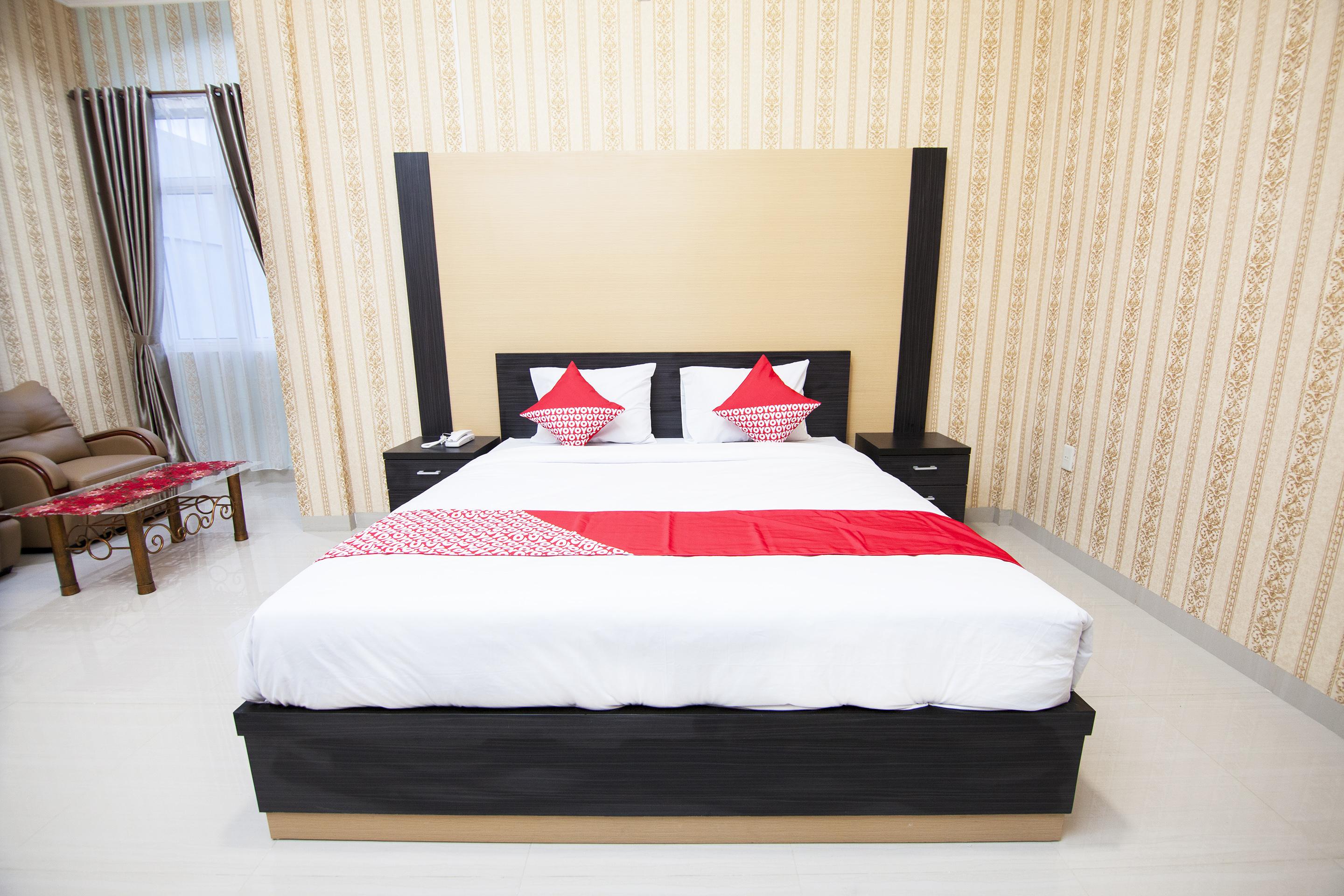 Capital O 540 Esther Hotel Balige Exterior foto
