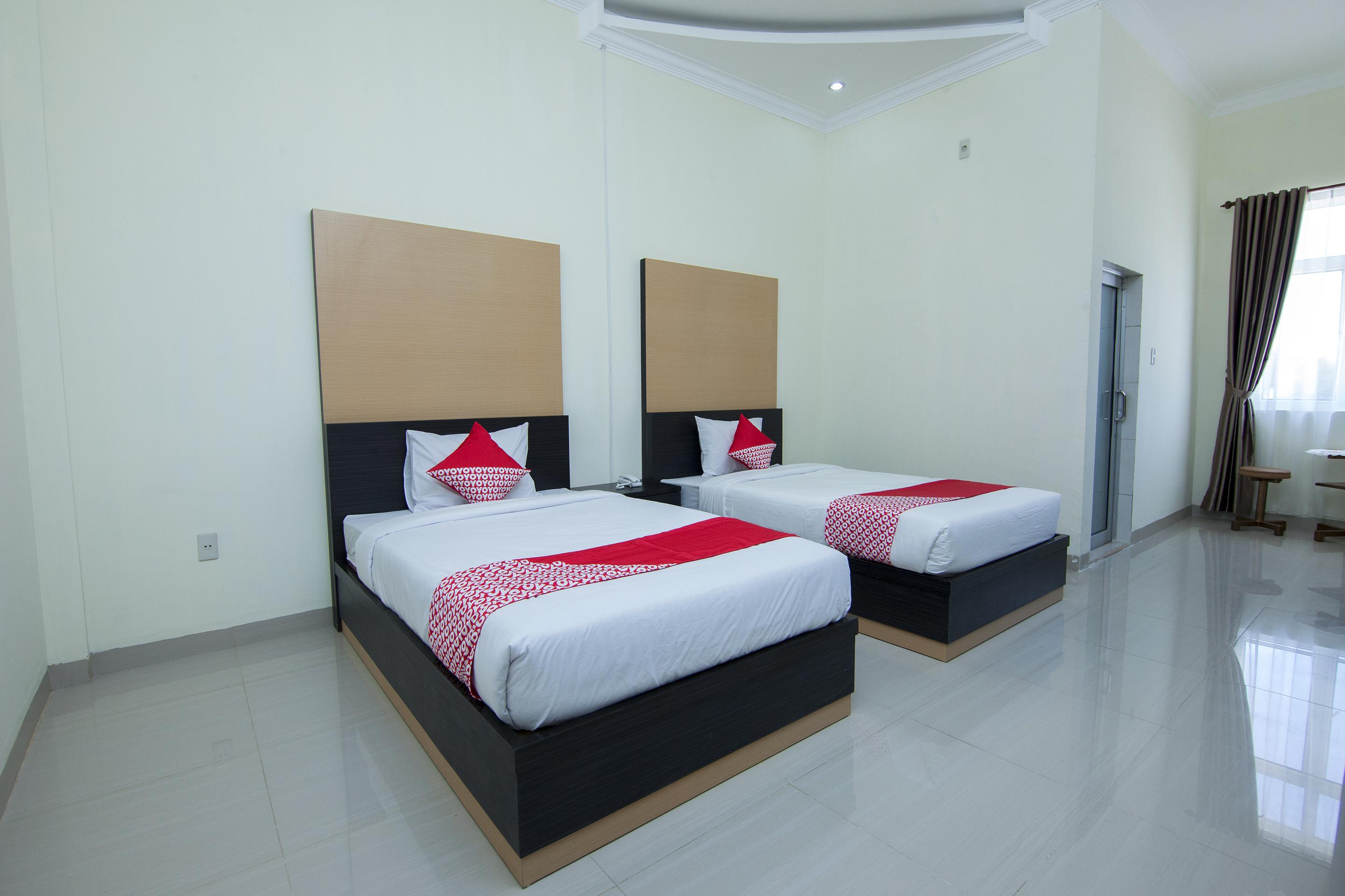 Capital O 540 Esther Hotel Balige Exterior foto
