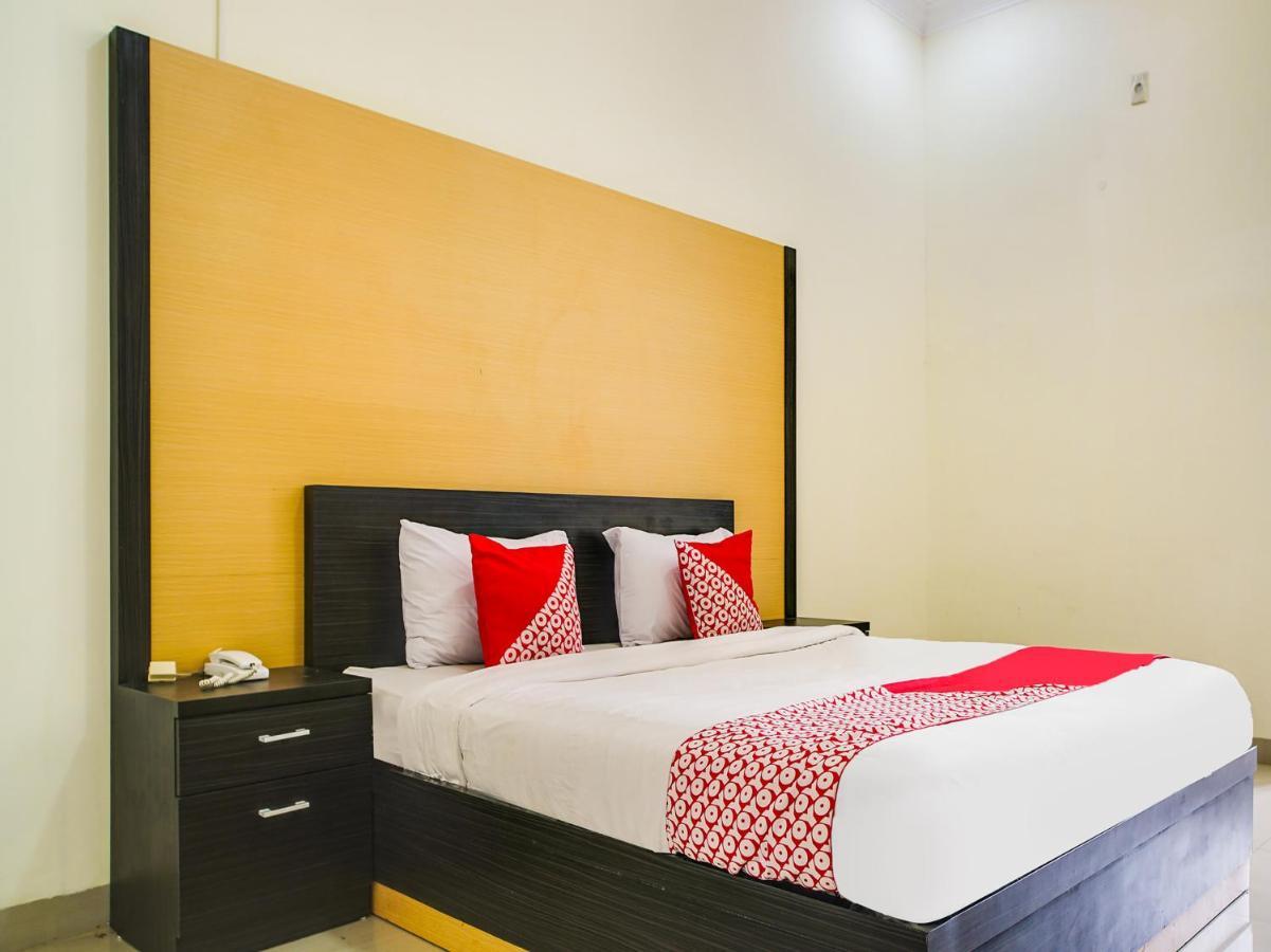 Capital O 540 Esther Hotel Balige Exterior foto