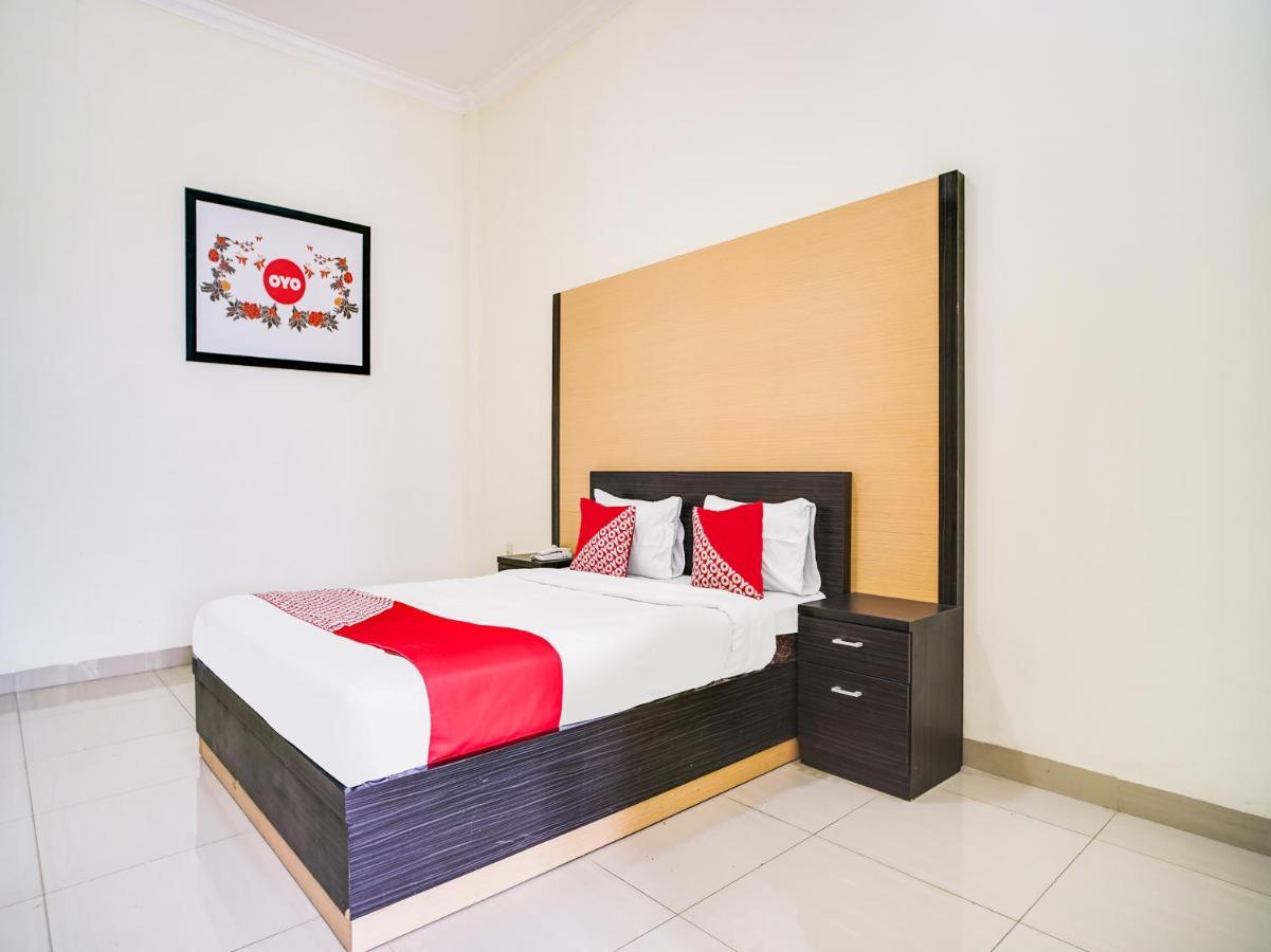 Capital O 540 Esther Hotel Balige Exterior foto