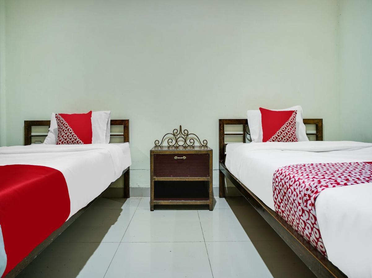 Capital O 540 Esther Hotel Balige Exterior foto