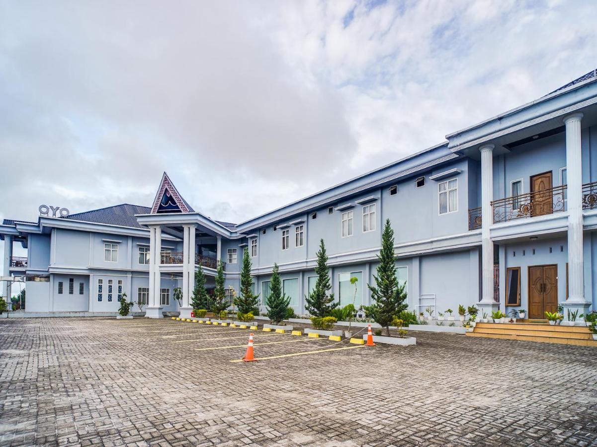 Capital O 540 Esther Hotel Balige Exterior foto