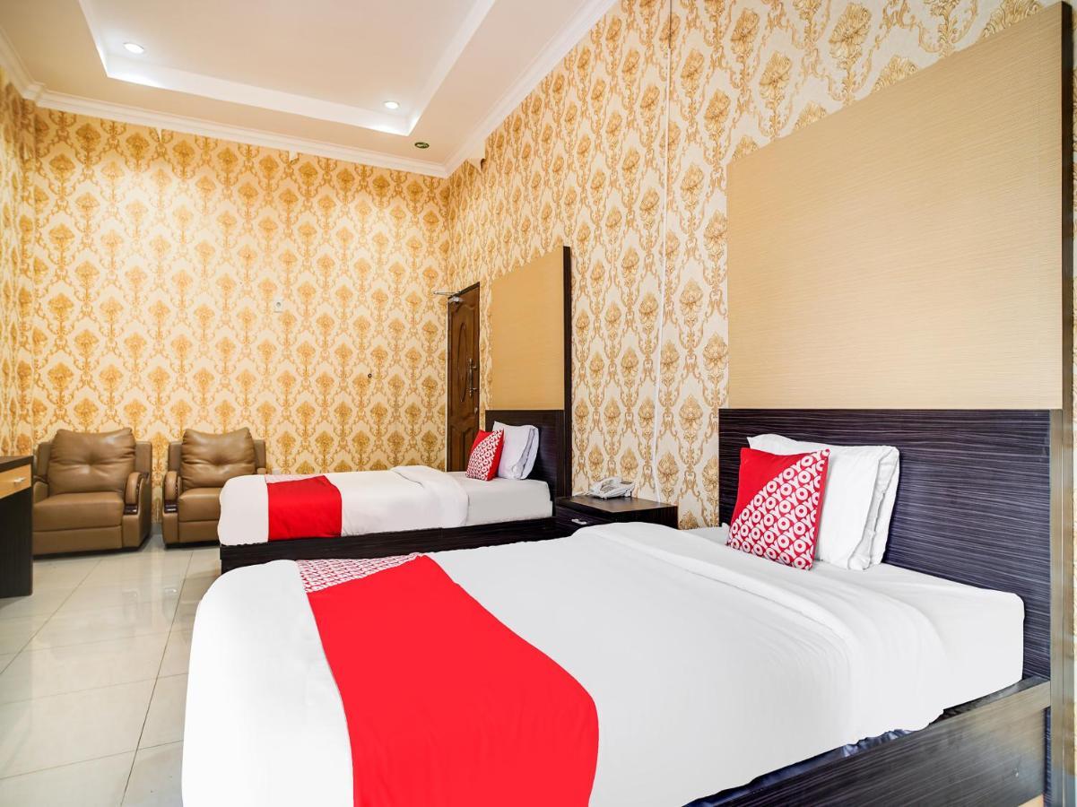 Capital O 540 Esther Hotel Balige Exterior foto