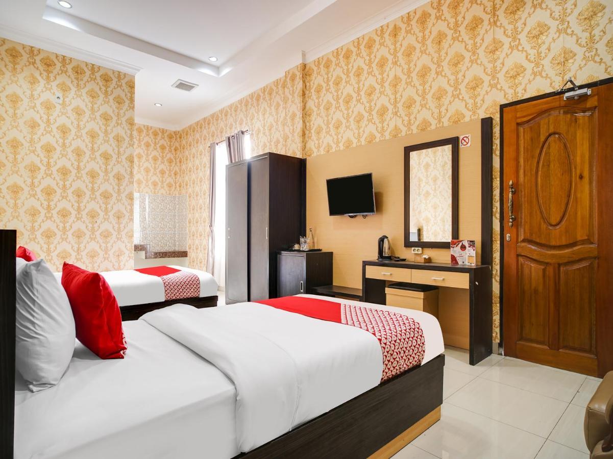 Capital O 540 Esther Hotel Balige Exterior foto