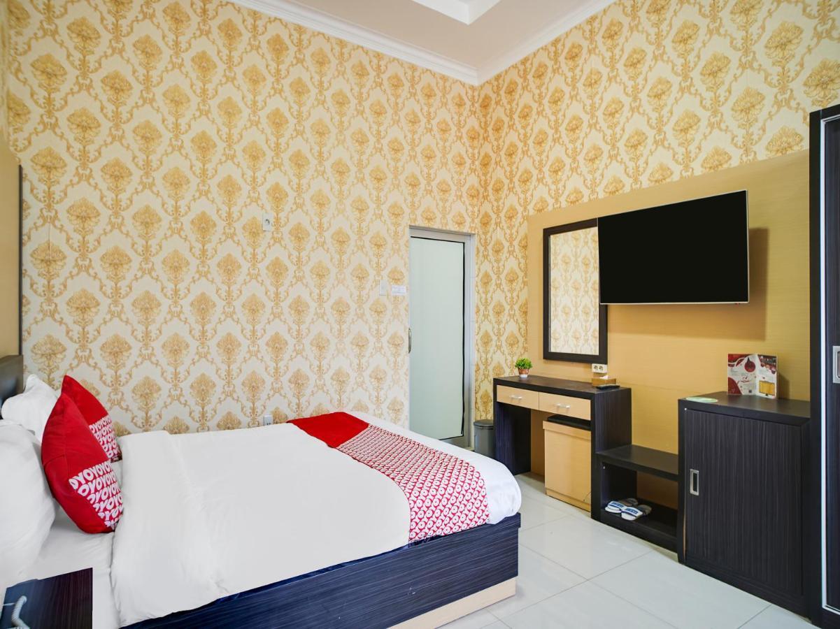 Capital O 540 Esther Hotel Balige Exterior foto