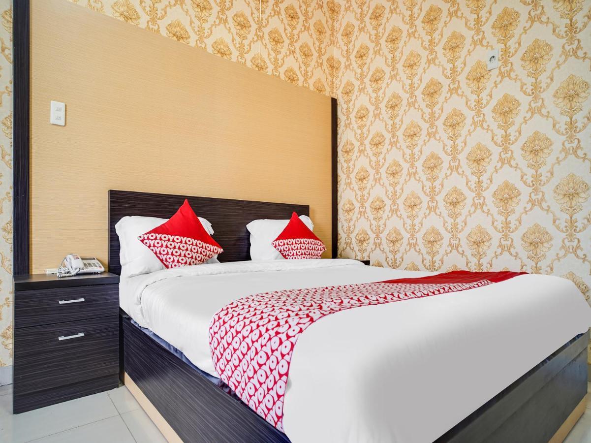 Capital O 540 Esther Hotel Balige Exterior foto