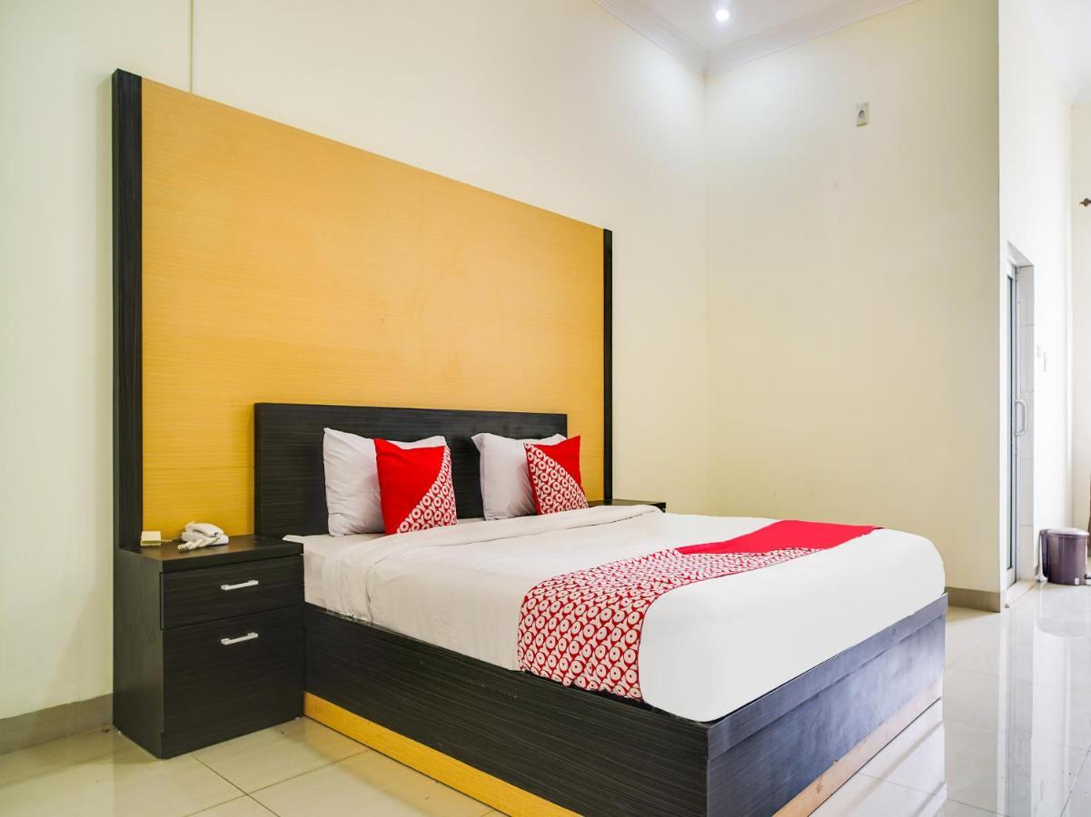 Capital O 540 Esther Hotel Balige Exterior foto