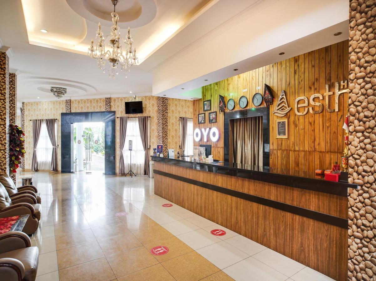 Capital O 540 Esther Hotel Balige Exterior foto