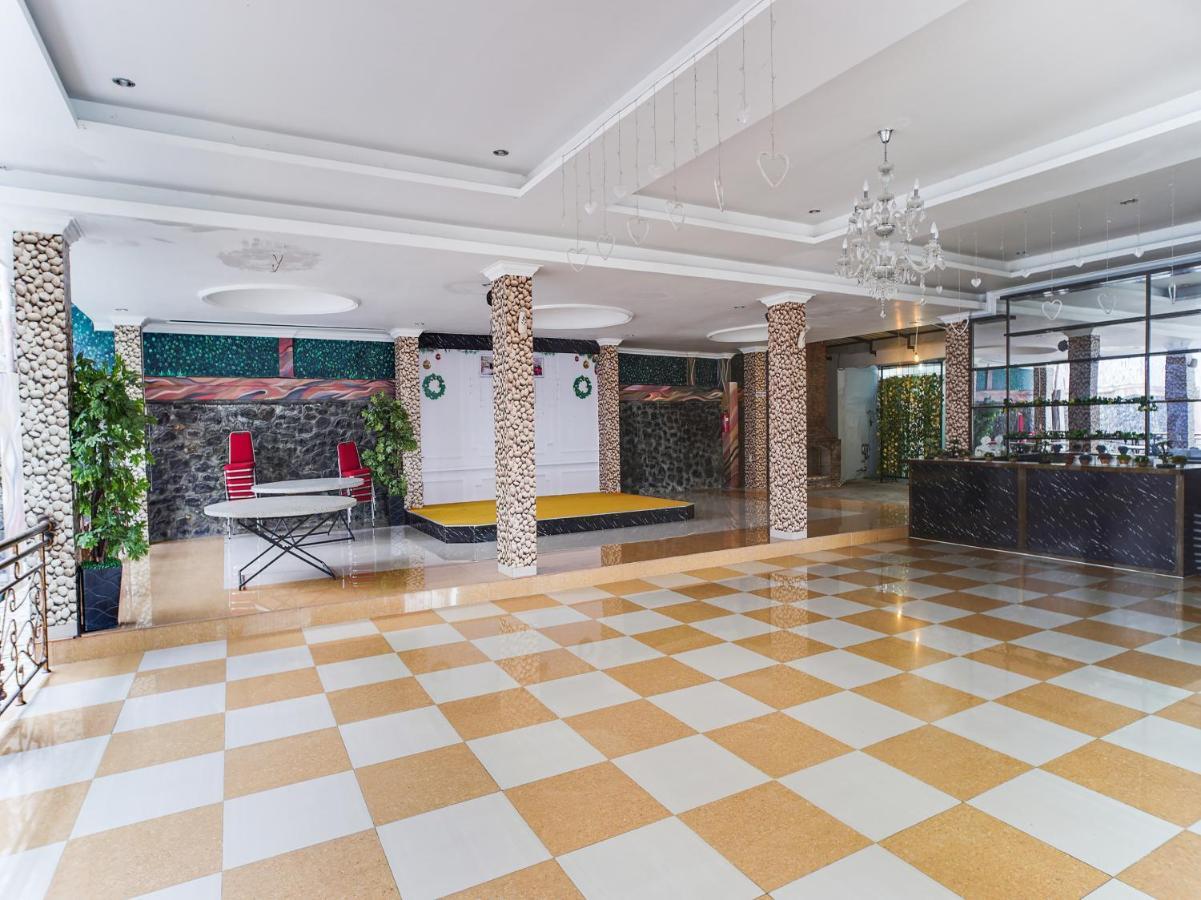 Capital O 540 Esther Hotel Balige Exterior foto