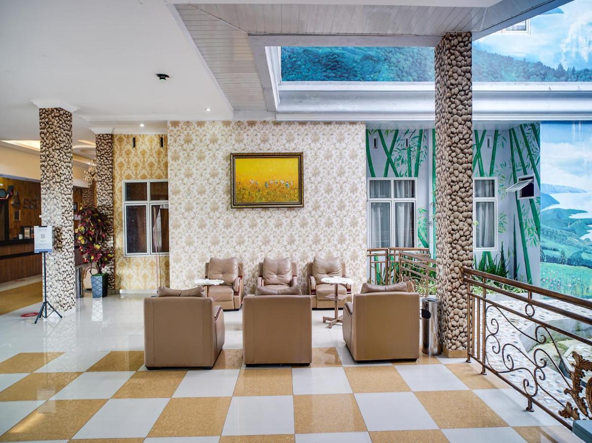 Capital O 540 Esther Hotel Balige Exterior foto