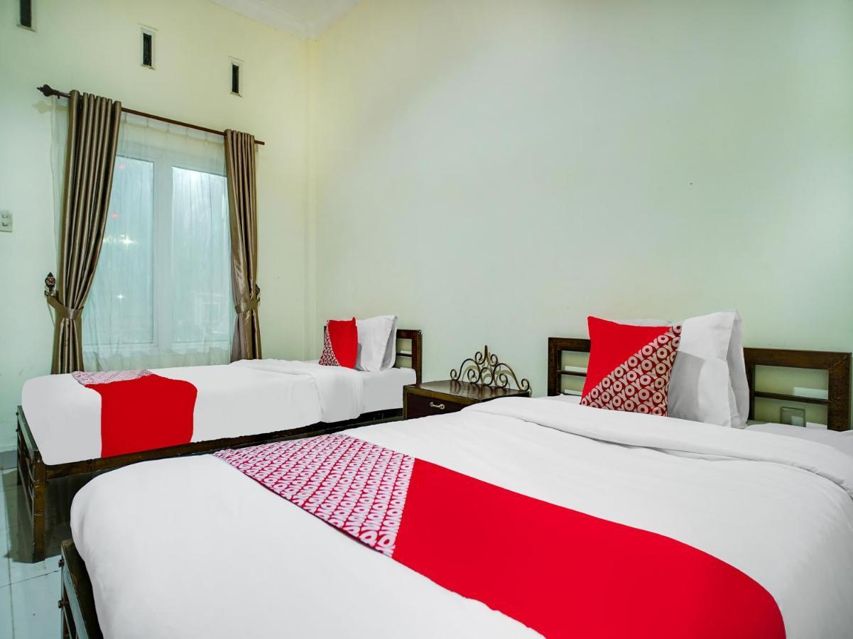 Capital O 540 Esther Hotel Balige Exterior foto