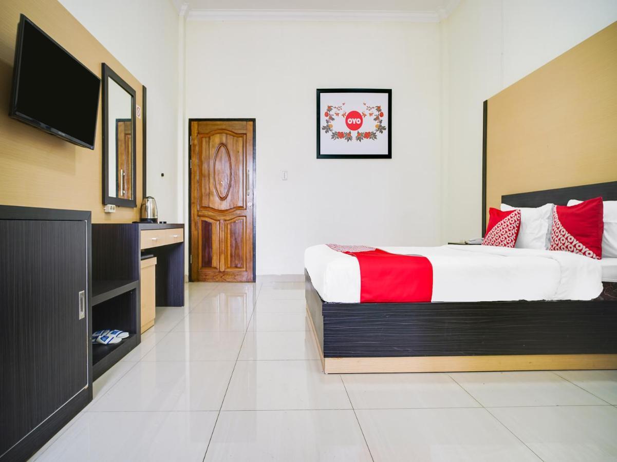 Capital O 540 Esther Hotel Balige Exterior foto