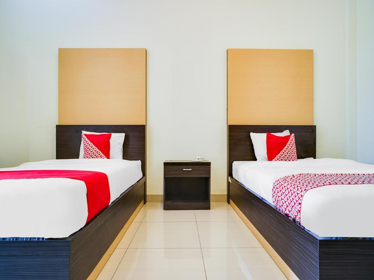 Capital O 540 Esther Hotel Balige Exterior foto