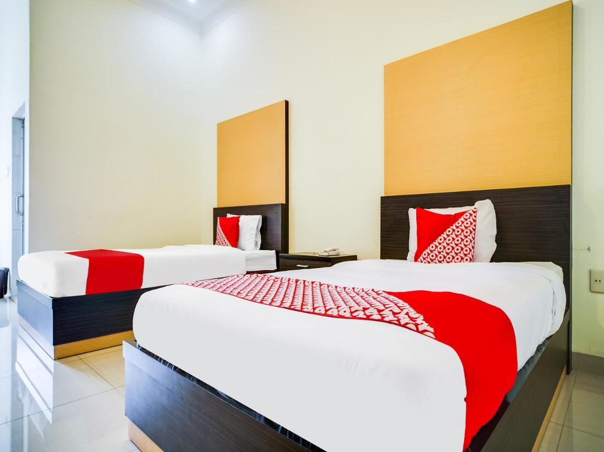 Capital O 540 Esther Hotel Balige Exterior foto