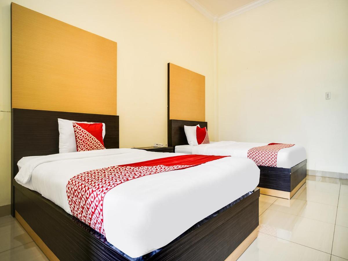 Capital O 540 Esther Hotel Balige Exterior foto