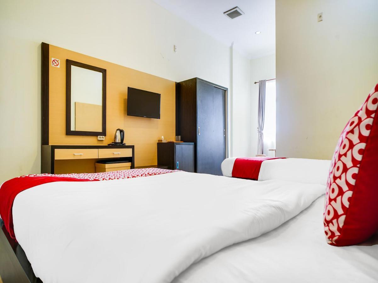 Capital O 540 Esther Hotel Balige Exterior foto