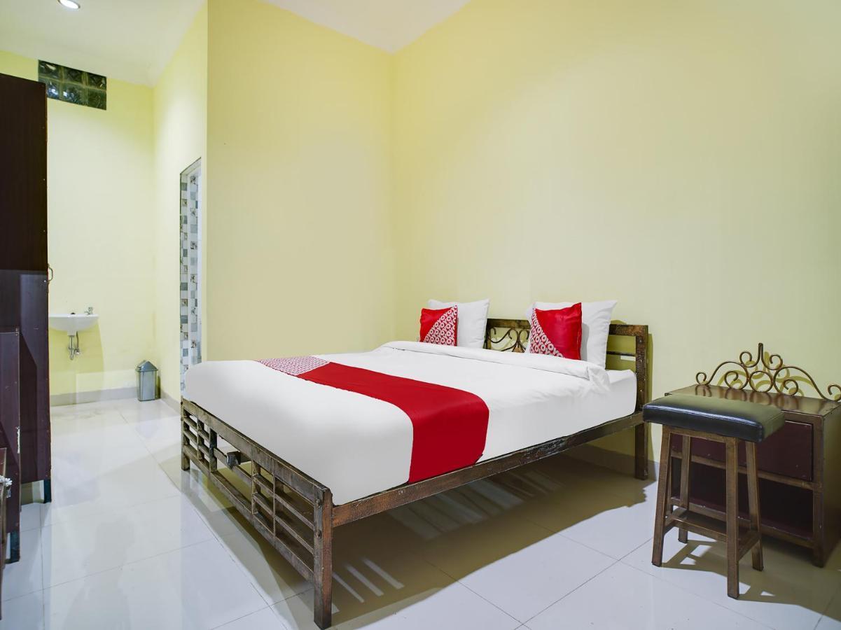 Capital O 540 Esther Hotel Balige Exterior foto