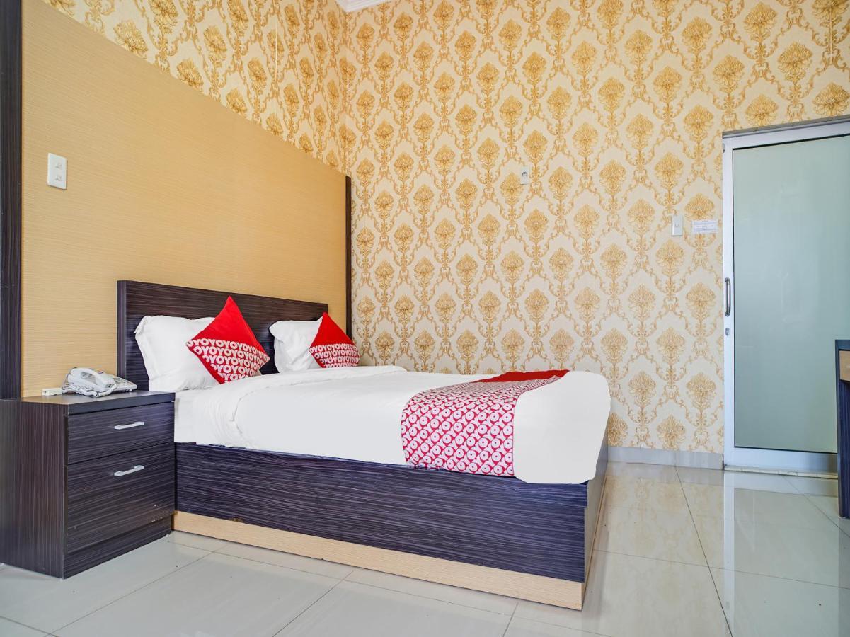 Capital O 540 Esther Hotel Balige Exterior foto