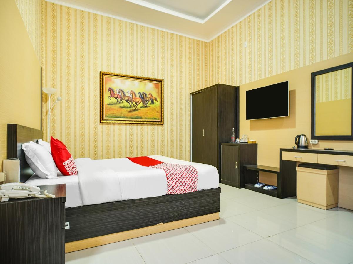 Capital O 540 Esther Hotel Balige Exterior foto