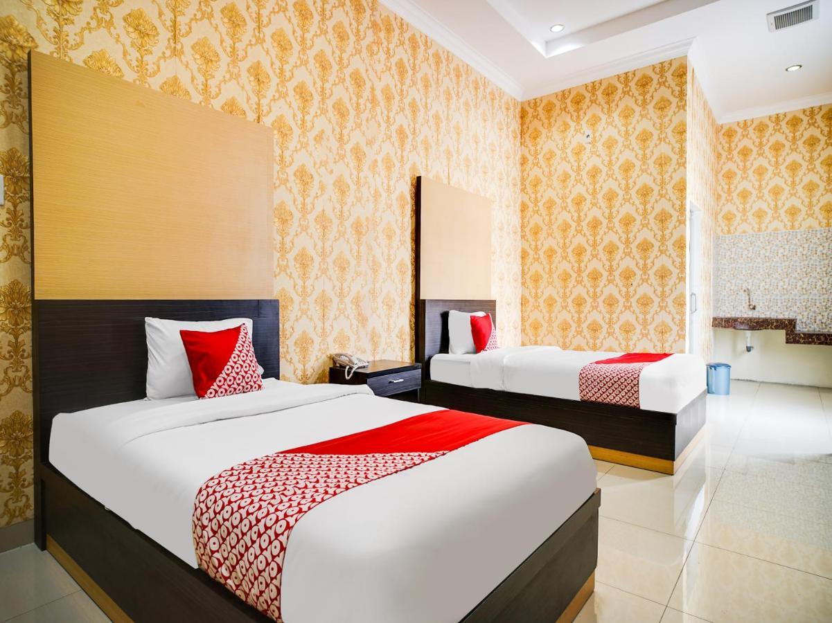 Capital O 540 Esther Hotel Balige Exterior foto