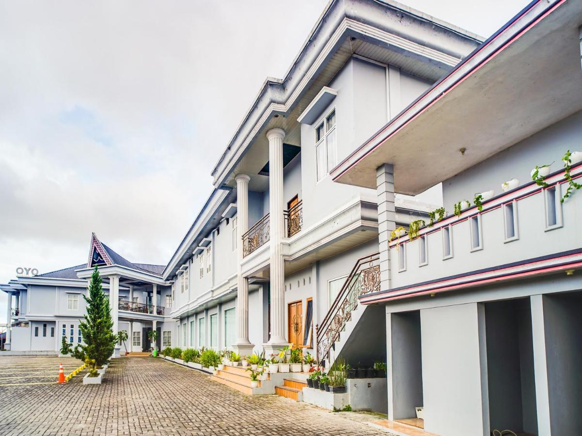 Capital O 540 Esther Hotel Balige Exterior foto