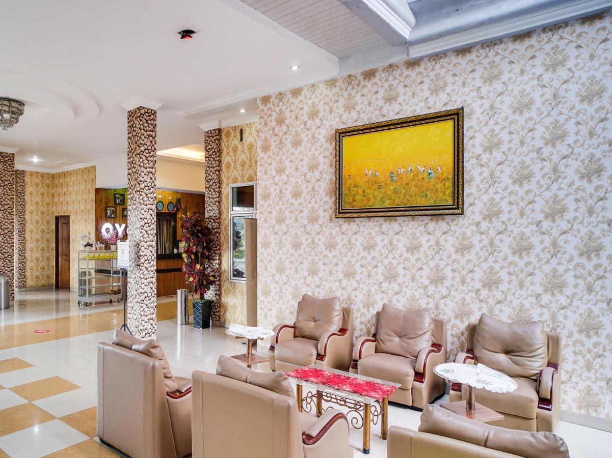Capital O 540 Esther Hotel Balige Exterior foto