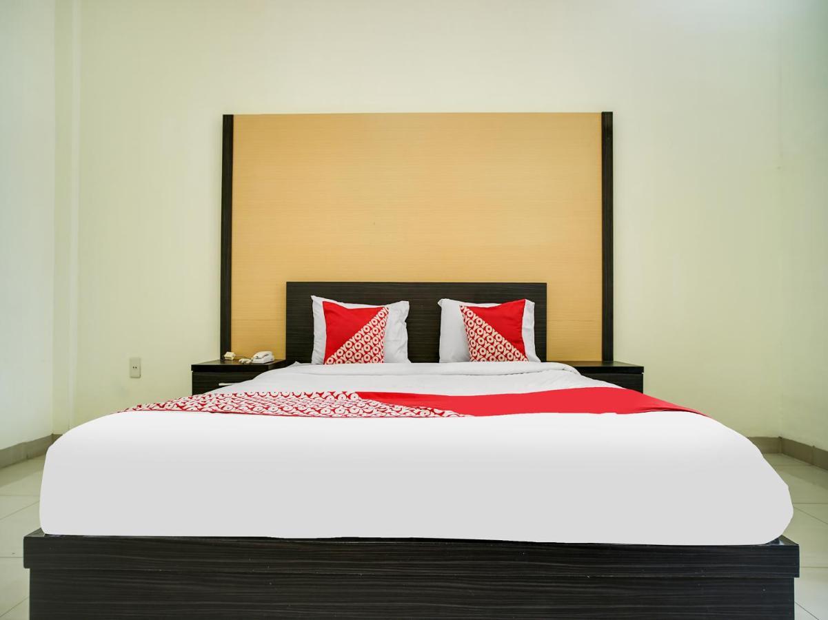Capital O 540 Esther Hotel Balige Exterior foto