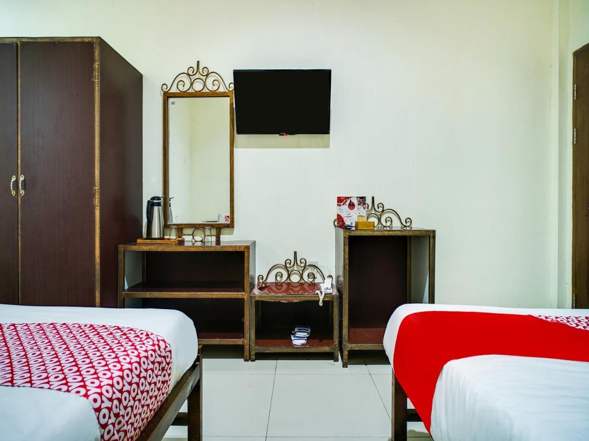 Capital O 540 Esther Hotel Balige Exterior foto