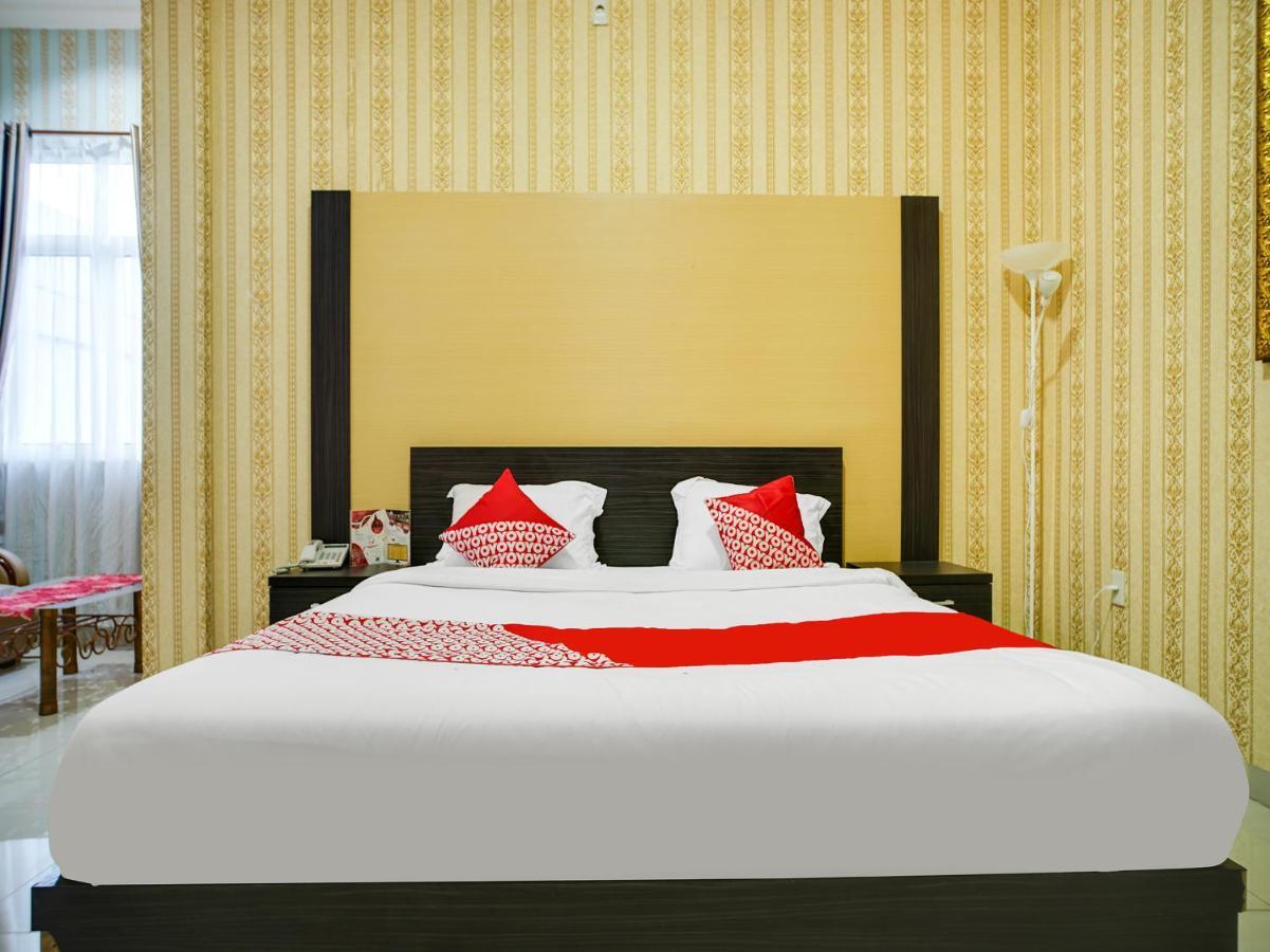Capital O 540 Esther Hotel Balige Exterior foto